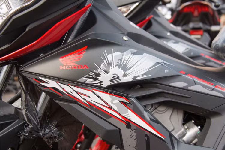 Honda Sonic 150R phiên bản 2018 tiếp tục với dàn áo mới đỏ - đen, năng động và tươi hơn rất nhiều so với phiên bản 2016. Thân xe không còn Logo Sonic như phiên bản trước mà được trang trí bằng các hoạ tiết bắt mắt. Yên xe thiết kế thấp phía người lái và cao dần về phía sau, chiều cao yên là 764 mm - khá dễ dàng sử dụng.