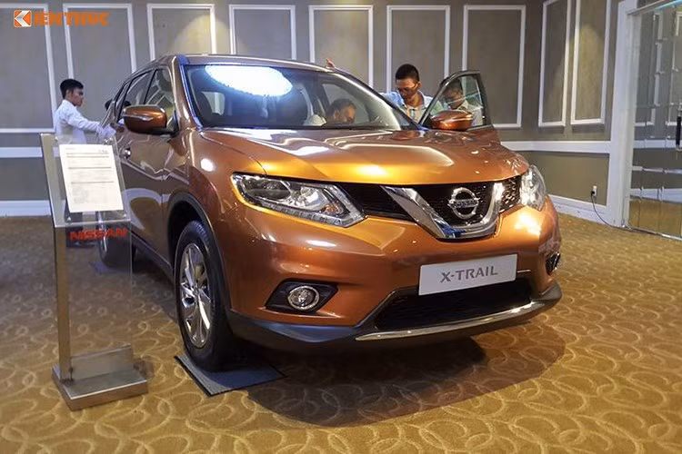 Tại thị trường Việt Nam, X-Trail 2016 sở hữu 5 chỗ ngồi, trong đó hàng ghế sau có thể ngồi được 3 người nếu gập tựa tay lên. Tuy nhiên tại một số thị trường, chiếc xe còn có phiên bản 7 chỗ với 3 hàng ghế. Ưu điểm rất lớn của X-Trail ở hàng ghế sau khá rộng và thoải mái, cửa gió độc lập.