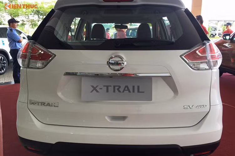 Nissan X-Trail 2016 thế hệ thứ 3 được Nissan Việt Nam đưa vào dây chuyền lắp ráp tại nhà máy ở Đà Nẵng, Tại thị trường Việt, mẫu xe SUV này sở hữu tới 3 phiên bản gồm: Nissan X-trail 2.5L CVT 4WD high, Nissan X-Trail 2.0L CVT 2WD High và Nissan X-Trail 2.0L CVT 2WD Mid.