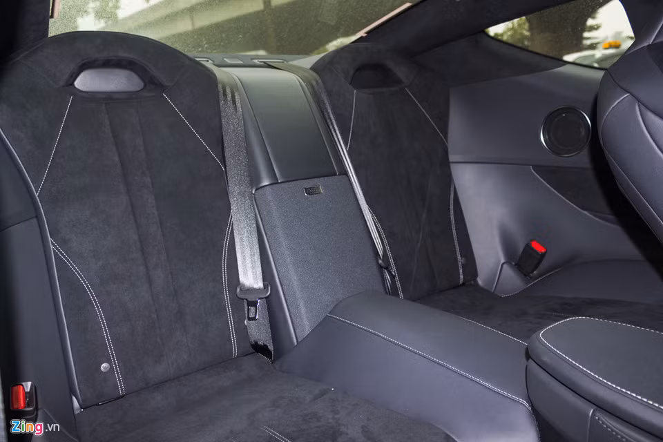 Lexus LC 500 thiết kế dạng 2+2, tuy nhiên hàng ghế thứ 2 rất hẹp, phù hợp với trẻ em hơn.