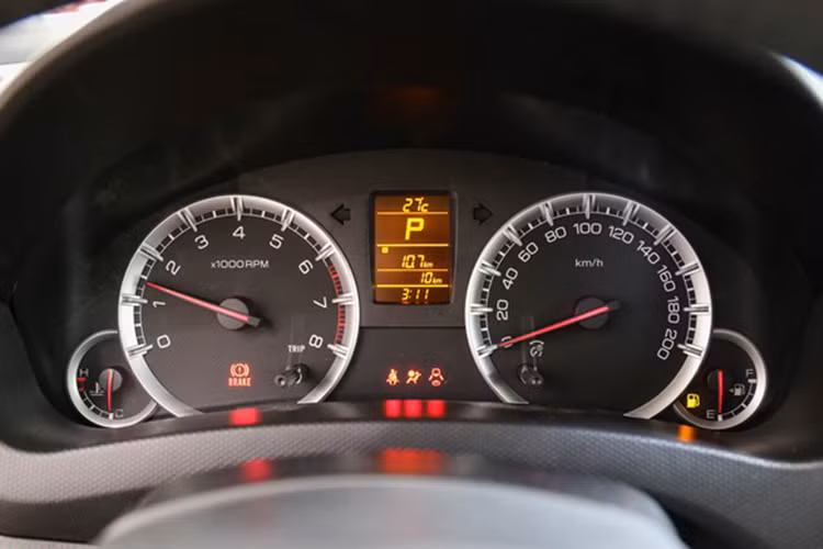 Xe được trang bị vô lăng 3 chấu với các nút bấm tiện ích, bảng đồng hồ sau tay lái thiết kế mới hiển thị khá rõ ràng. Màn hình LCD hiển thị chế độ số đang gài, thông số hành trình. Hai bên là bốn đồng hồ analog đo tua máy, tốc độ, lượng xăng trong bình và nhiệt độ nước làm mát.