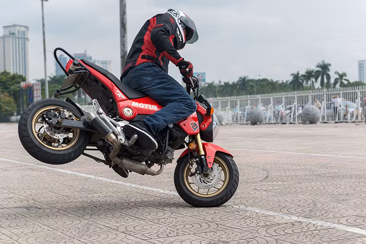 Stunter hang dau the gioi den Ha Noi day boc dau moto