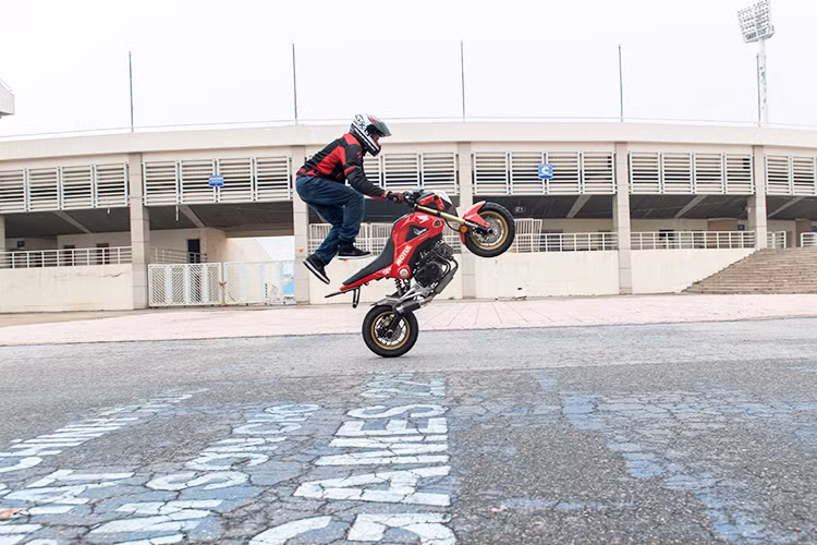 Sự kiện diễn ra bao gồm công đoạn chuẩn bị xe stunt và các kĩ năng cơ bản cho người mới bắt đầu, tạm gọi là mức xuất phát (level 1) với dòng xe dưới 400cc. Tại đây Aaron hướng dẫn các học viên cách thức thực hiện động tác bốc đầu (wheelie) và bốc đuôi (stoppie).