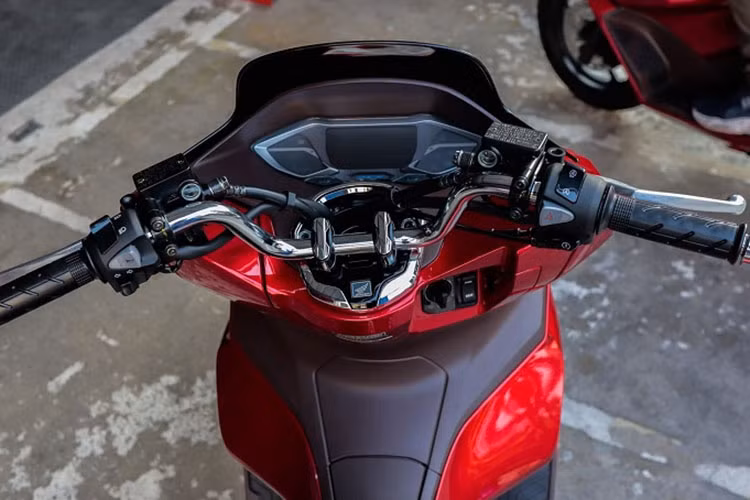 Honda PCX 160cc là mẫu xe có thiết kế đã được thay đổi hoàn toàn mang nét hiện đại thể thao hơn rất nhiều đồng thời được trang bị công nghệ cao cấp, đáp ứng xu thế của thời đại như hệ thống đèn Full LED, đồng hồ điện tử Full LCD, tích hợp khóa thông minh SmartKey, hệ thống HSTC an toàn cho người sử dụng.