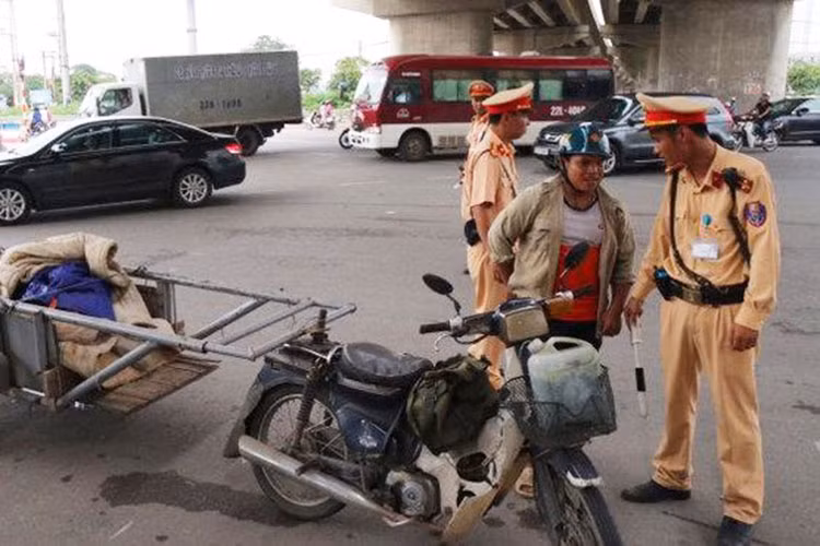 Ha Noi se do kiem tra khi thai, thu hoi xe cu va doi moi