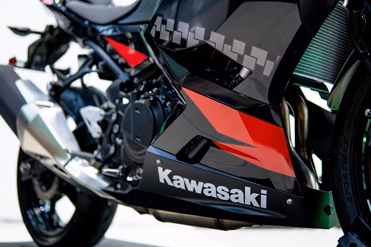 Xe được hãng xe máy Kawasaki trang bị khối động cơ xy-lanh đôi dung tích 399 cc DOHC sản sinh công suất tối đa 44 mã lực tại vòng tua 10.000 vòng/phút và mô-men xoắn cực đại 38 Nm tại 8.000 vòng/phút. Hệ truyền động vẫn là loại hộp số 6 cấp côn tay và bộ ly hợp ướt đa đĩa.