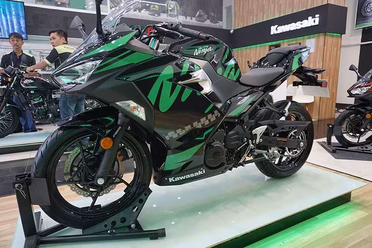 Về giá thành, dù đã được Motorrock Sài Gòn trang bị bộ tem mới cũng như phụ kiện nhưng giá xe vẫn sẽ không đổi so với phiên bản tiêu chuẩn. Cụ thể, giá xe Kawasaki Ninja 400 ABS 2019 Motorrock Limited Edition sẽ tương đương bản thường là 159 triệu đồng, đã bao gồm thuế VAT.