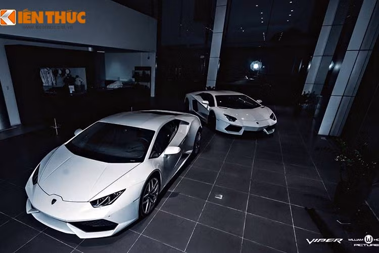 Siêu xe này sở hữu khối động cơ V10, dung tích 5,2 lít được đặt phía sau và ngăn cách với cabin lái. Với hộp số ly hợp kép 7 cấp và hệ dẫn động 4 bánh, Huracan có thể tăng tốc từ 0-100 km/h trong 3,2 giây và tốc độ tối đa đạt 325 km/h.