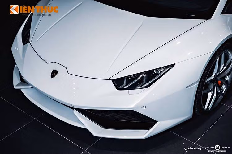 Chiếc Huracan chính hãng thứ 2 tại Việt Nam này sở hữu ngoại thất màu trắng, có một số trang bị khác với bản màu xám trước đó như la-zăng thiết kế 5 chấu kép kiểu chữ V, ngàm phanh chính hãng màu cam...