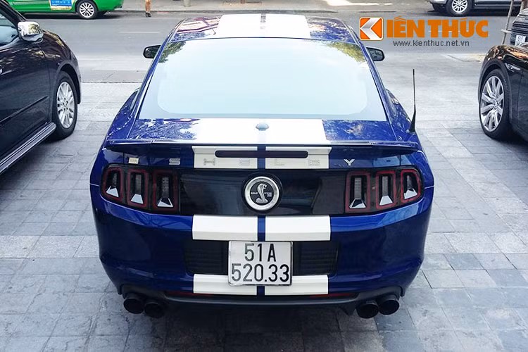 Đuôi xe được thiết kế khá lớn và rộng. Cùng với đó là cánh gió được trang bị thấp phía sau, hệ thống đèn đuôi xe được trang bị các bóng LED nhằm tăng độ chiếu sáng với thiết kế bắt mắt.