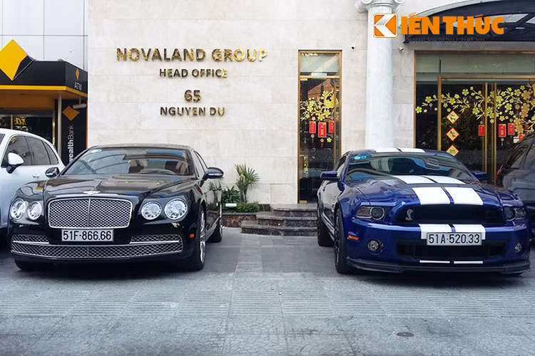 Đây là chiếc Ford Shelby GT500 SVT Edition màu xanh từng được đem về Việt Nam cách đây không lâu, đây được xem là chiếc xe Ford mạnh nhất Việt Nam. Sau khi ra biển trắng nó đã biến mất một thời gian và giờ lại tái xuất hiện trên một con phố tại TP HCM