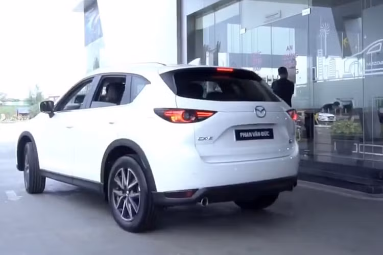 Không khó hiểu khi tiền vệ mang áo số 20 chọn CX-5 để làm người bàn đồng hành trong những ngày tới. Được biết mẫu xe Mazda CX-5 của Phan Văn Đức mới tậu từ trước đến nay vốn đã rất được khách hàng trẻ ưa chuộng. Hiện tại, đây chính là mẫu crossover ăn khách tại Việt Nam.