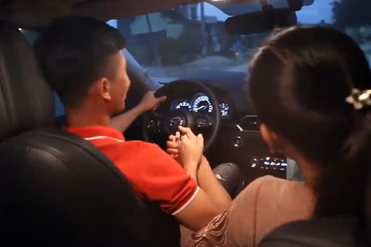 Các trang bị khác bao gồm; vô-lăng 3 chấu, nút bấm khởi động và một màn hình màu 4,6 inch trên bảng đồng hồ, ghế ngồi bọc da cao cấp, ghế lái chỉnh điện 8 hướng, cửa sổ trời, chìa khóa thông minh, dàn âm thanh với 10 loa Bose cao cấp Bose Premium, hệ thống thông tin giải trí Mazda Connect với màn hình cảm ứng 7 inch.