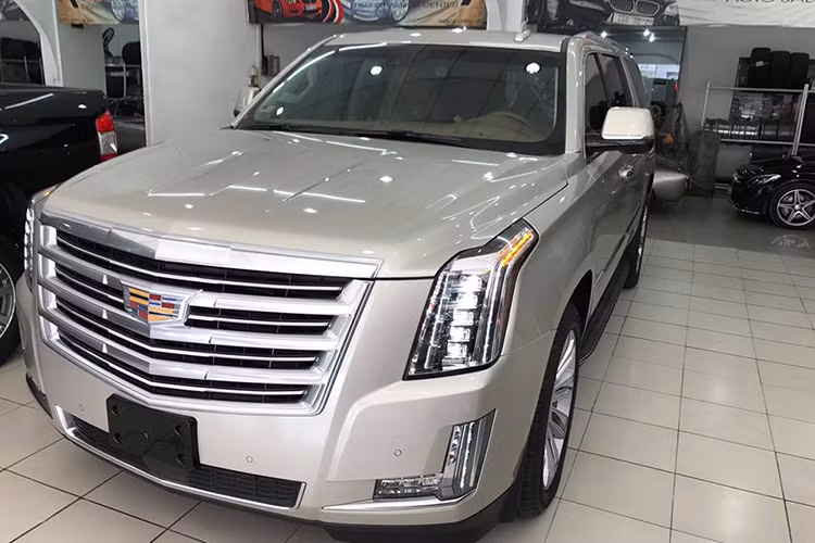 Tại thị trường Việt Nam mẫu SUV cỡ lớn hạng sang này chủ yếu được nhập khẩu tư nhân, giá Cadillac Escalade ESV Platinum khoảng gần 6 tỷ đồng vào thời điểm trước ngày 1/7/2016 khi thuế tiêu thụ đặc biệt chưa tăng. Sau ngày 1/7, gần như không có thêm Cadillac Escalade được nhập về và giá bán của chiếc SUV sang này đã tăng lên khoảng 7 tỷ đồng.