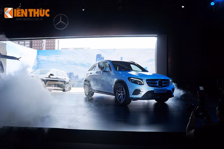 Sau nhiều thông tin rò rỉ, vừa qua mẫu SUV hạng sang Mercedes-Benz GLC đã chính thức được giới thiệu tại Việt Nam. Đây là model ra đời để kế nhiệm dòng GLK và được kỳ vọng là sẽ tạo cơn sốt trong thời gian tới.