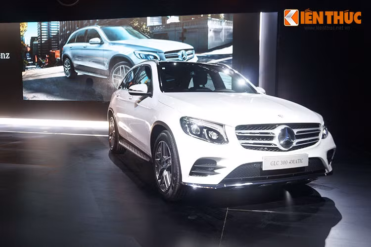 Cả hai phiên bản GLC 250 4MATIC và GLC 300 AMG 4MATIC đều sử dụng động cơ 4 xi lanh thẳng hàng, dung tích 2.0L, nhưng phiên bản thứ hai mạnh mẽ hơn với động cơ có công suất cực đại 245 mã lực và mô-men xoắn cực đại là 370Nm.