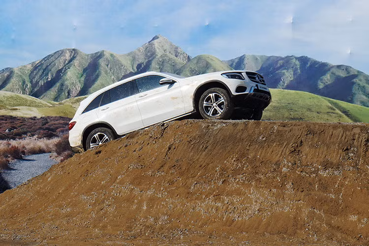 Mercedes GLC vẫn được trang hàng loạt những công nghệ an toàn tiêu chuẩn khác khác như chức năng cảnh báo mất tập trung ATTENTION ASSIST, hệ thống chống bó cứng phanh ABS, hỗ trợ lực phanh khẩn cấp BAS, chống trượt khi tăng tốc ASR, ổn định thân xe điện tử ESP,...