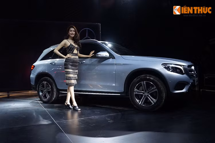 Cả hai phiên bản đều trang bị hệ thống dẫn động 4 bánh 4MATIC nổi tiếng và gói hỗ trợ vượt địa hình chuyên nghiệp, tích hợp chức năng hỗ trợ xuống dốc và bốn chế độ vận hành gồm “Slippery” (dùng trong điều kiện đường trơn trượt), “Off-road” (sử dụng trong điều kiện địa hình sỏi đá, bãi cát), “Incline” (phù hợp với các cung đường đèo dốc hoặc bề mặt đường gồ ghề) và “Trailer” (hỗ trợ kéo moóc hoặc đi trên đồng cỏ).