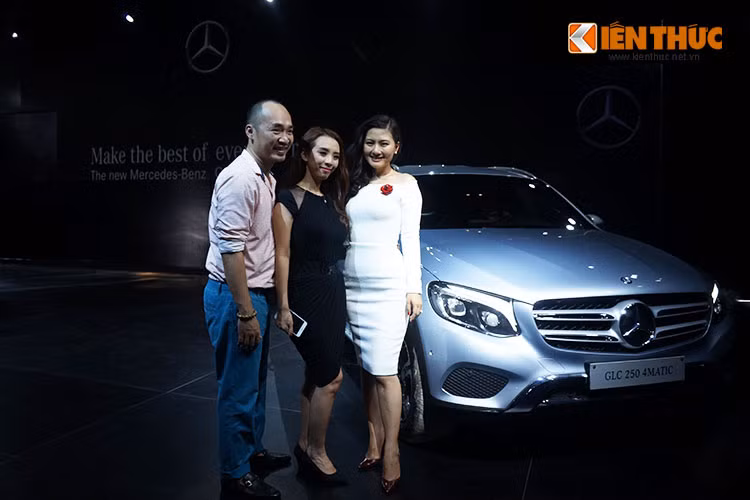 Về trang bị an toàn, Mercedes GLC được trang bị hệ thống hỗ trợ phòng ngừa va chạm COLLISION PREVENTION ASSIST PLUS với chức năng hỗ trợ tự động giảm tốc cho xe. Việc lái xe vào ban đêm cũng trở nên an toàn hơn nhờ vào cụm đèn trước LED toàn phần thông minh.