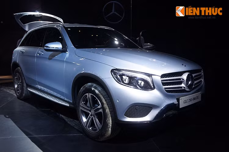 Cụ thể GLC với chiều dài tăng thêm 12cm, rộng thêm 5cm, và chiều dài cơ sở tăng lên tới 2.873mm so với GLK. Do vậy, Mercedes-Benz Việt Nam khẳng định, GLC đã chuyển mình từ một chiếc SUV cỡ nhỏ thành “một chiếc SUV cỡ trung đích thực”, với không gian của khoang nội thất rộng hơn rất nhiều.