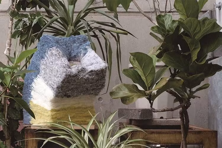 Tác phẩm Recycled Fiber Planter (Sợi tái chế), của thí sinh Eriko Yokoi(Nhật Bản).Được hướng dẫn bởi Sou Fujimoto. Kết hợp chất liệu dệt may và thiết kế thân thiện với môi trường để tái sử dụng quần áo cũ.