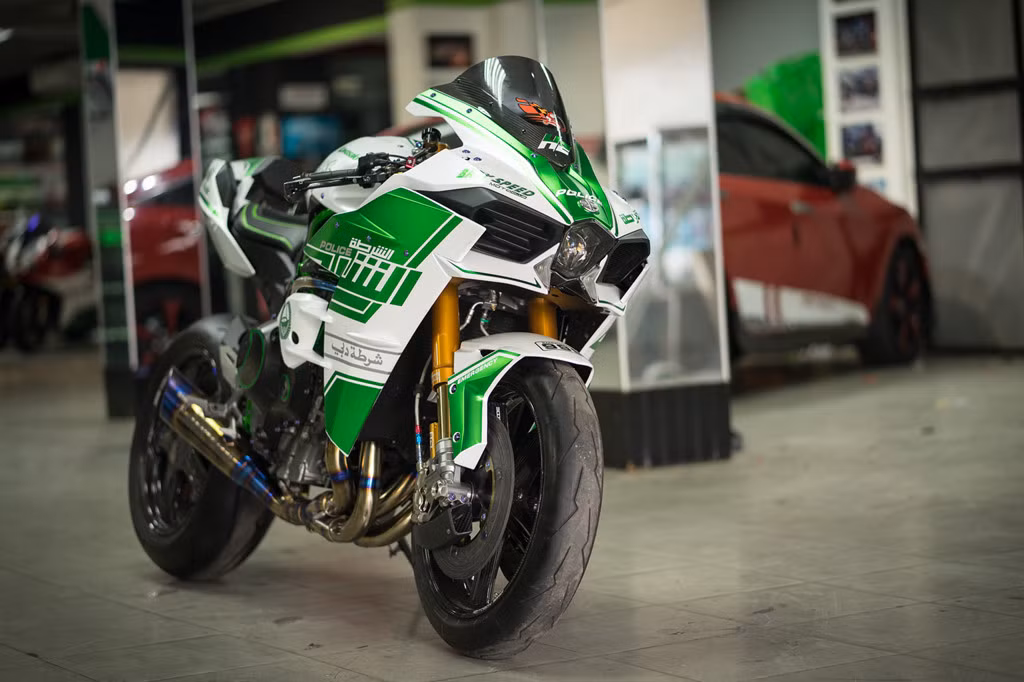Tại Việt Nam, Kawasaki Ninja H2 có giá bán chính hãng gần 1 tỷ đồng. Chiếc siêu môtô hàng hiếm với tem 'Police Dubai' từng xuất hiện tại Đại hội môtô Miền Nam 2018.