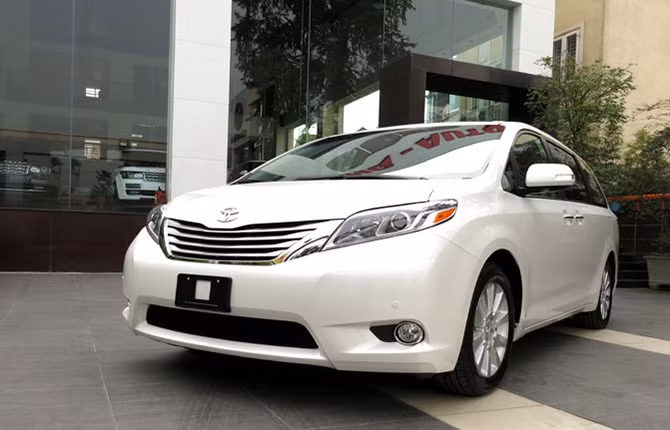 Mẫu MPV thế hệ mới của Toyota được trang bị nhiều tính năng hỗ trợ người lái như kiểm soát hành trình, trợ lái điện, kiểm soát lực kéo, ổn định thân xe... Giá bán của Sienna 2016 Limited tại thị trường Việt Nam được đại lý tư nhân niêm yết khoảng 3,3 tỷ đồng. 