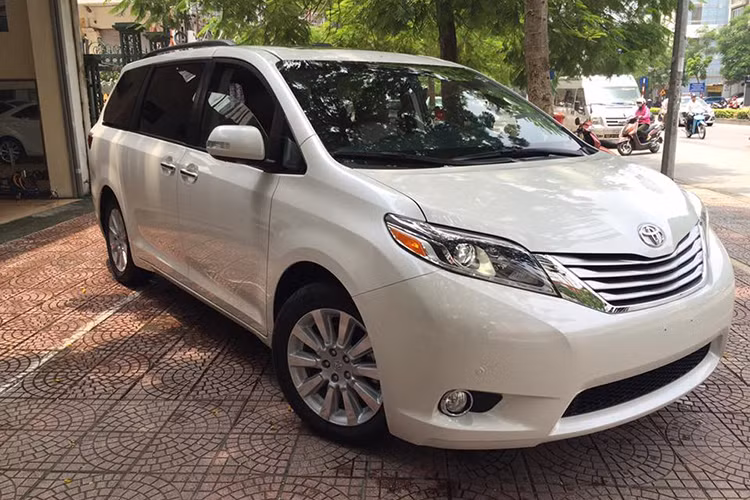 Toyota Sienna là dòng xe gia đình, bán ra thị trường lần đầu tiên từ năm 1998. Nó được xem là một trong những chiếc minivan bán chạy nhất tại Mỹ năm 2015. Phiên bản 2016 mới được một showroom tại Hà Nội nhập về là mẫu Toyota Sienna Limited thuộc thế hệ thứ 3.