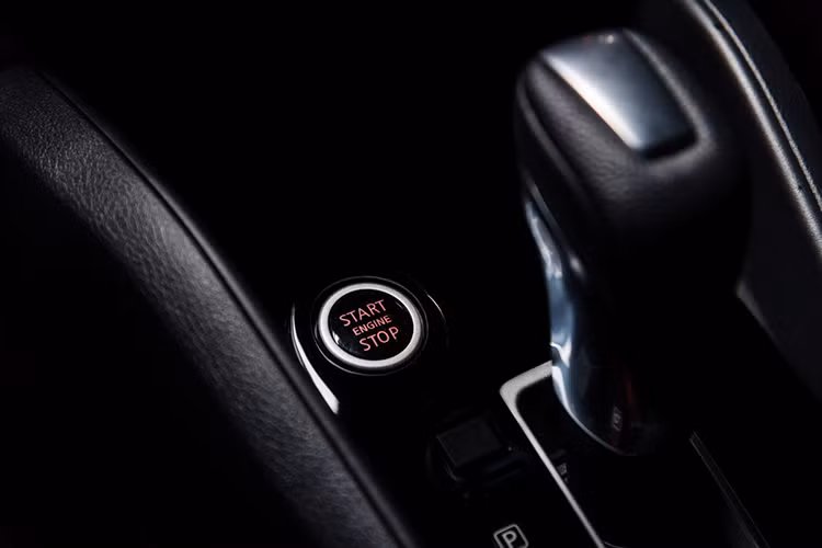 Nissan Versa cũng được trang bị chìa khoá thông minh - Keyless Entry, khởi động bằng nút bấm, hệ thống điều hoà tự động, ghế trước có sưởi và quan trọng hơn là gói công nghệ an toàn Safety Shield 360 gồm; hệ thống tự động phanh khẩn cấp thông minh có khả năng nhận diện người đi bộ, cảnh báo chệch làn đường, cảnh báo điểm mù, cảnh báo phương tiện cắt ngang khi lùi xe, đèn pha hỗ trợ chùm tia cao...