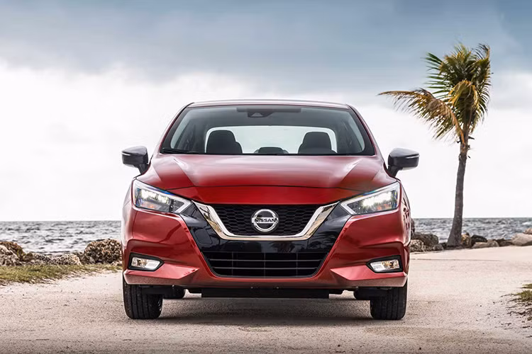 Tương tự như chiếc hatchback Nissan Micra thế hệ mới, Versa cũng chia sẻ phong cách thiết kế trẻ trung và cá tính. Phần đầu xe đáng chú ý nhất là cụm đèn pha LED tạo hình chiếc Boomerang nối liền cụm lưới tản nhiệt phong cách “V-Motion” đặc trưng của thương hiệu Nissan.