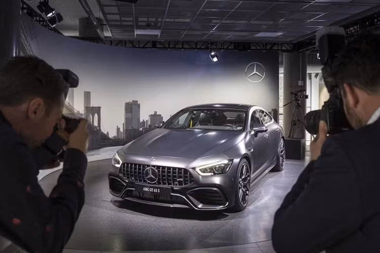 Lấy cảm hứng từ dòng siêu xe AMG GT, GT 4-Door Coupe vay mượn nhiều thiết kế so với người anh em hai cửa của nó như: phần đầu sở hữu cụm lưới tản nhiệt “Panamerica”, phía sau với đèn hậu LED mỏng.