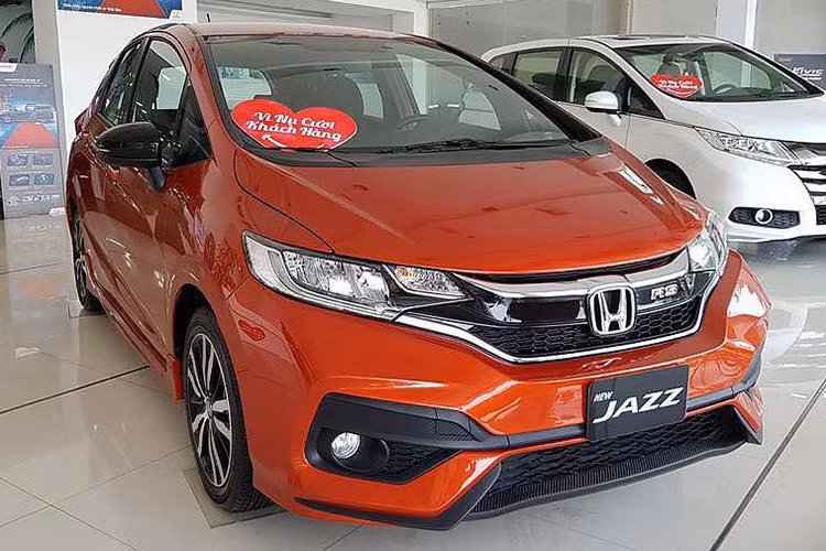Gia nhập thị trường ôtô Việt Nam từ năm 2018, Honda Jazz là mẫu hatchback hạng B sở hữu kiểu dáng nhỏ gọn, thể thao đầy cá tính. Tuy nhiên, giá bán cao cùng với việc chậm đổi mới khiến Jazz không đủ sức hấp dẫn khách hàng. Sau 6 tháng đầu năm 2020, mẫu xe này đạt doanh số bán 83 xe, giảm 748 xe so với năm ngoái. Hiện tại, Honda đã tạm ngừng phân phối Jazz tại Việt Nam.