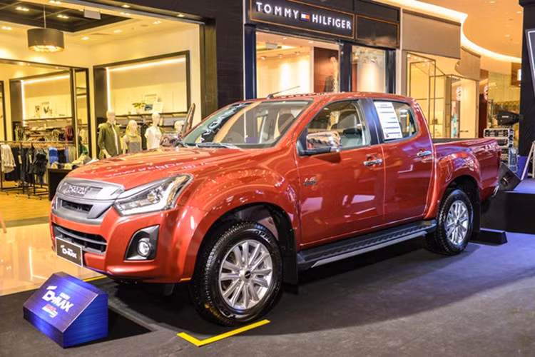 Isuzu D-Max được xem là mẫu bán tải ế nhất Việt Nam. Được đánh giá cao về độ bền bỉ, đa dụng, cùng mức giá cạnh tranh nhất phân khúc... tuy nhiên, kiểu dáng cục mịch, chậm đổi mới khiến D-Max không thể cạnh tranh với các đối thủ. Chỉ có 107 xe D-Max tới tay người tiêu dùng Việt trong 6 tháng đầu năm 2020. Hiện tại, thế hệ mới của D-Max đã ra mắt tại Thái Lan và đang được chờ ngày về Việt Nam.