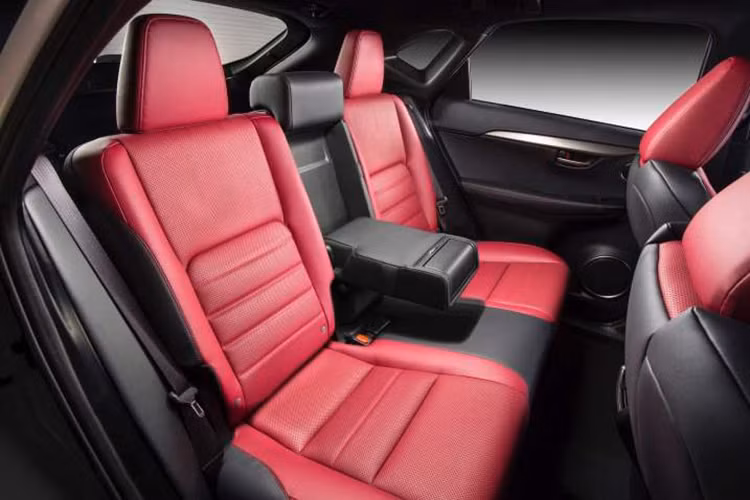 Ở phiên bản mới, mẫu xe sang Lexus NX 300 được trang bị động cơ 2.0L Turbo với công suất cực đại 235 mã lực tại 4.800-5.600 vòng/ phút và mô men xoắn cực đại 350 Nm tại 1.650-4.000 vòng/ phút. Đi kèm là hộp số tự động 6 cấp và hệ dẫn động 4 bánh AWD như phiên bản trước. 
