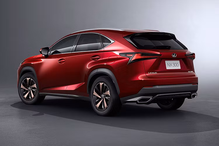 Cả 2 phiên bản NX 300h và NX 300 F Sport đều có sự thay đổi ở hút gió trước và đèn sương mù. Đuôi xe mới cơ bản không khác nhiều NX200t, đẹp hơn ở cặp ống xả hình hình ảnh sắc nét được kéo liền lên thân xe cùng ba đờ xốc phía sau. NX300 lúc này nhìn gọn và hài hòa hơn.