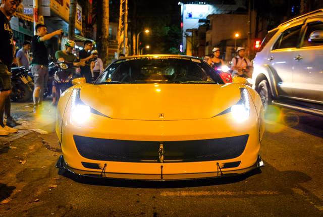 Vào tối ngày 29/6/2017 vừa qua, chiếc siêu xe Ferrari 458 Italia độ Liberty Walk đầu tiên tại Việt Nam đã chính thức xuất xưởng. Như vậy, chỉ sau hơn 2 ngày thi công - ông Wataru Kato, CEO của hãng độ Liberty Walk cùng những cộng sự của mình đã hoàn thành bản độ cho chiếc Ferrari 458 Italia tại thị trường Việt Nam.