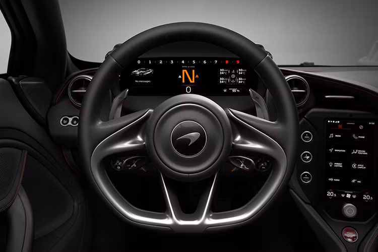 Thiết kế của chiếc siêu SUV McLaren 750S này được lấy cảm hứng từ mẫu xe 750S, nổi bật với cụm đèn pha LED uốn cong và cụm lưới tản nhiệt đặt thấp. Hai khe gió cỡ lớn nối liền với dải đèn chiếu sáng ban ngày, tạo nên điểm nhấn cho mẫu siêu SUV này.