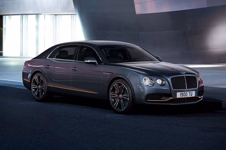 Theo Bentley tại Việt Nam, Flying Spur phiên bản Design Series được thiết nhằm phục vụ những khách hàng muốn tìm kiếm một chiếc xe đặc biệt, ấn tượng và mạnh mẽ. Phiên bản hạn chế này được sản xuất với số lượng 100 chiếc trên toàn thế giớitrong đó chỉ có 10 chiếc dành riêng cho khu vực Châu Á – Thái Bình Dương, khách hàng có thể lựa chọn trên 4 mẫu xe Flying Spur: V8, W12, V8 S và W12 S.