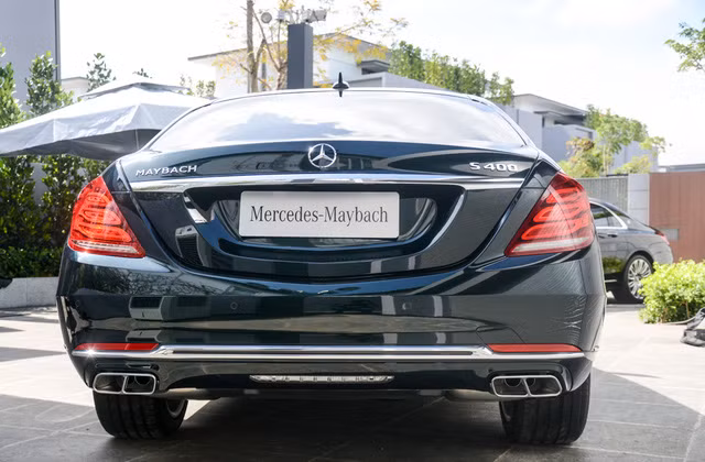 Về cơ bản sẽ không có những chiếc Mercedes-Maybach hoàn toàn giống nhau. Trên Maybach S400 4Matic mới, các chi tiết ngoại và nội thất cũng dành cho từng đối tượng khách hàng doanh nhân theo từng sở thích, phong cách khác nhau được thể hiện bên trong chiếc siêu xe sang giá rẻ này.