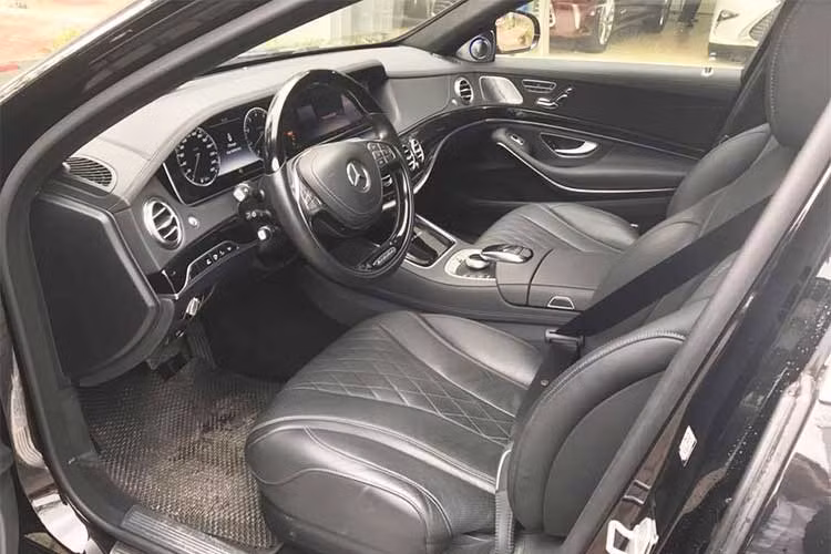 Bên trog nội thất của mẫu siêu xe sang S600 xa xỉ bậc nhất nhà Mercedes-Benz với chất liệu da Nappa cùng gỗ Desino bao phủ trong xe. Những đường chỉ khâu tay cũng được thợ thủ công may tinh tế bên trong nội thất. Vô lăng xe khá lớn được bọc gỗ cao cấp với những phím điều khiển cơ bản tích hợp ngay trên vị trí lái.
