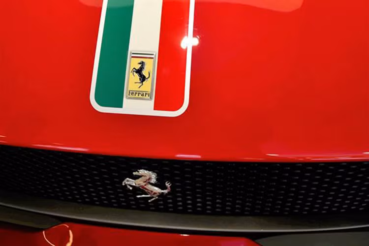 Ngoài ra, các nghệ nhân tại chương trình cá nhân hoá Tailor Made đã mang đến cho chiếc siêu xe Ferrari 812 Superfast của đại gia Hồng Kông 1 đường sọc phối 3 màu là xanh lá cây Verde Bandiera, trắng Bianco Avus và đỏ Rosso Bandiera tượng trưng cho Quốc kỳ Ý kéo dài từ nắp capô, lên trần và kết thúc ở đuôi xe.
