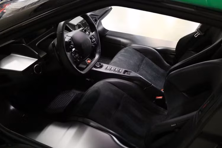 Sau tất cả, giá xe Ford GT đặc biệt này được chào bán với giá 1.299.980 USD (tương đương khoảng 30,1 tỷ đồng), một con số khổng lồ, nó cao gấp khoảng 2,5 lần so với giá mua ban đầu của chiếc xe.