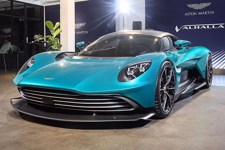 Toàn bộ sức mạnh của Aston Martin Valhalla được gửi đến các bánh xe thông qua hộp số tự động ly hợp kép tám cấp do chính Aston Martin chế tạo độc quyền và dành riêng cho siêu xe hybrid này. Giá xe Aston Martin Valhalla tại Đông Nam Á từ 3,5 triệu RM (tương đương khoảng 19,9 tỷ đồng)