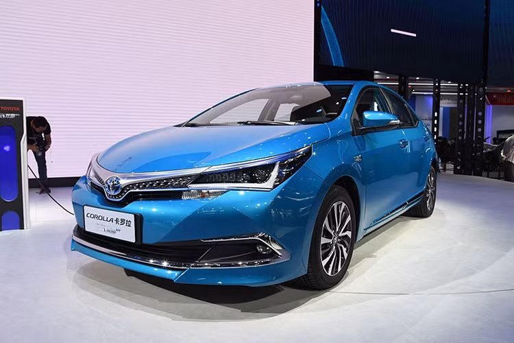 Tại triển lãm Ô tô Quảng Châu 2018 diễn ra vào tháng 11 năm ngoái, hãng Toyota đã vén màn phiên bản plug-in hybrid (PHEV) siêu tiết kiệm nhiên liệu của dòng sedan cỡ C Corolla. Mãi đến nay, Toyota Corolla PHEV 2019 mới được bày bán trên thị trường Trung Quốc với giá dao động từ 211.800 - 234.800 Nhân dân tệ (khoảng 732,6 - 812 triệu đồng).