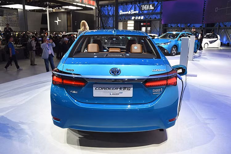 Bên sườn Toyota Corolla PHEV 2019 xuất hiện bộ vành la-zăng 5 chấu kép phối 2 màu thể thao. Trong khi đó, đằng sau là cụm đèn hậu cũng có thiết kế sắc nhọn như đèn pha và nối liền bằng thanh mạ crôm vắt ngang nắp cốp.