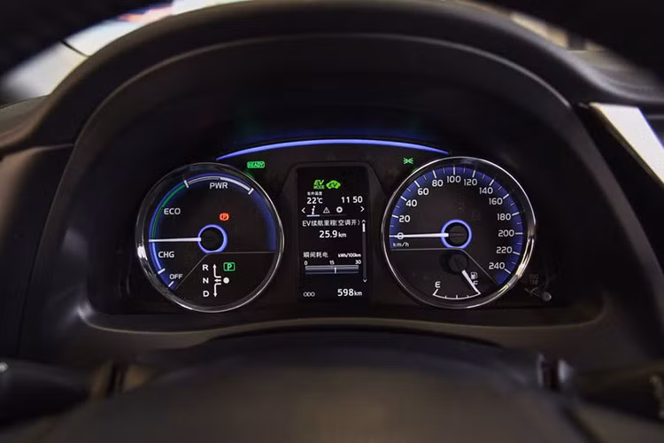Nguồn cung cấp sức mạnh cho Toyota Corolla PHEV 2019 là hệ thống động cơ plug-in hybrid với động cơ xăng 1,8 lít, 2 mô-tơ điện và cụm pin lithium-ion 10 kWh do thương hiệu "đồng hương" Panasonic sản xuất.