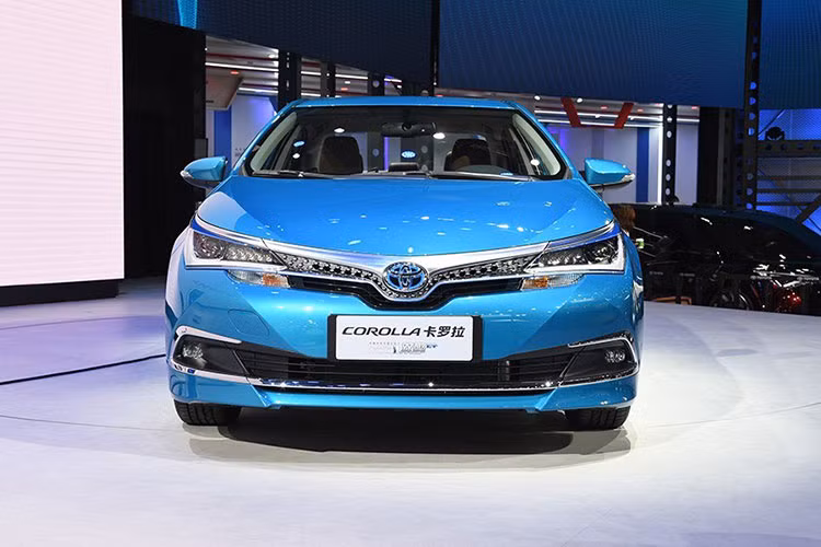 Toyota Corolla PHEV 2019 trông gần như giống hệt phiên bản dùng động cơ xăng thông thường. Xe được trang bị lưới tản nhiệt hình chữ T bên trên, tích hợp logo Toyota màu xanh dương. Lưới tản nhiệt này nối liền với cụm đèn pha có thiết kế sắc nhọn. Bên dưới là hốc gió mở rộng sang 2 góc cản trước và đi kèm đường viền mạ crôm sáng bóng.