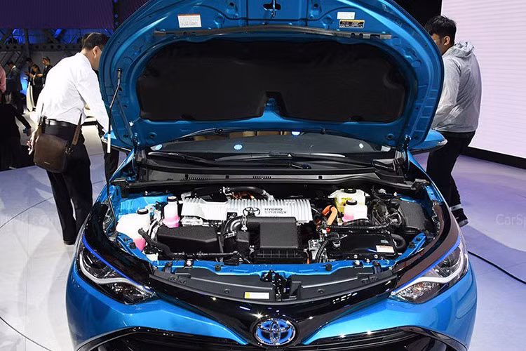 Khi dùng riêng mô-tơ điện, Toyota Corolla PHEV 2019 có thể chạy hết quãng đường 55 km, đạt vận tốc tối đa 120 km/h và chỉ tiêu thụ lượng nhiên liệu tương đương 77 km/lít (1,3 lít/100 km). Trong khi đó, ở chế độ hybrid, mẫu xe này "ngốn" lượng nhiên liệu là 23 km/lít (4,3 lít/100 km) và đạt vận tốc tối đa 159 km/h.