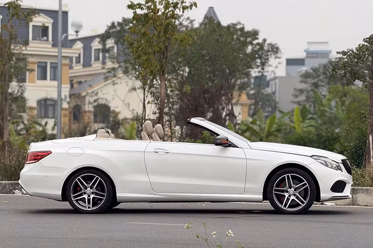 Ngoài ra, khách hàng khi mua xe sang Mercedes-Benz E400 AMG Cabriolet khi mới có thể tùy chọn mui vải màu đỏ để tăng phần cá nhân hóa. Một số chi tiết như lưới tản nhiệt và gương chiếu hậu đã được chủ cũ tinh chỉnh, tạo sự khác biệt so với bản nguyên gốc.