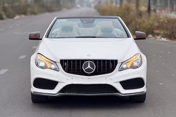 Với mức giá 1,6 tỷ đồng, Mercedes-Benz E 400 AMG Cabriolet 2015 trong bài viết này được xem là lựa chọn hấp dẫn cho những ai tìm kiếm một chiếc "xe chơi" độc đáo, vừa thể hiện đẳng cấp, vừa mang lại trải nghiệm lái thú vị.